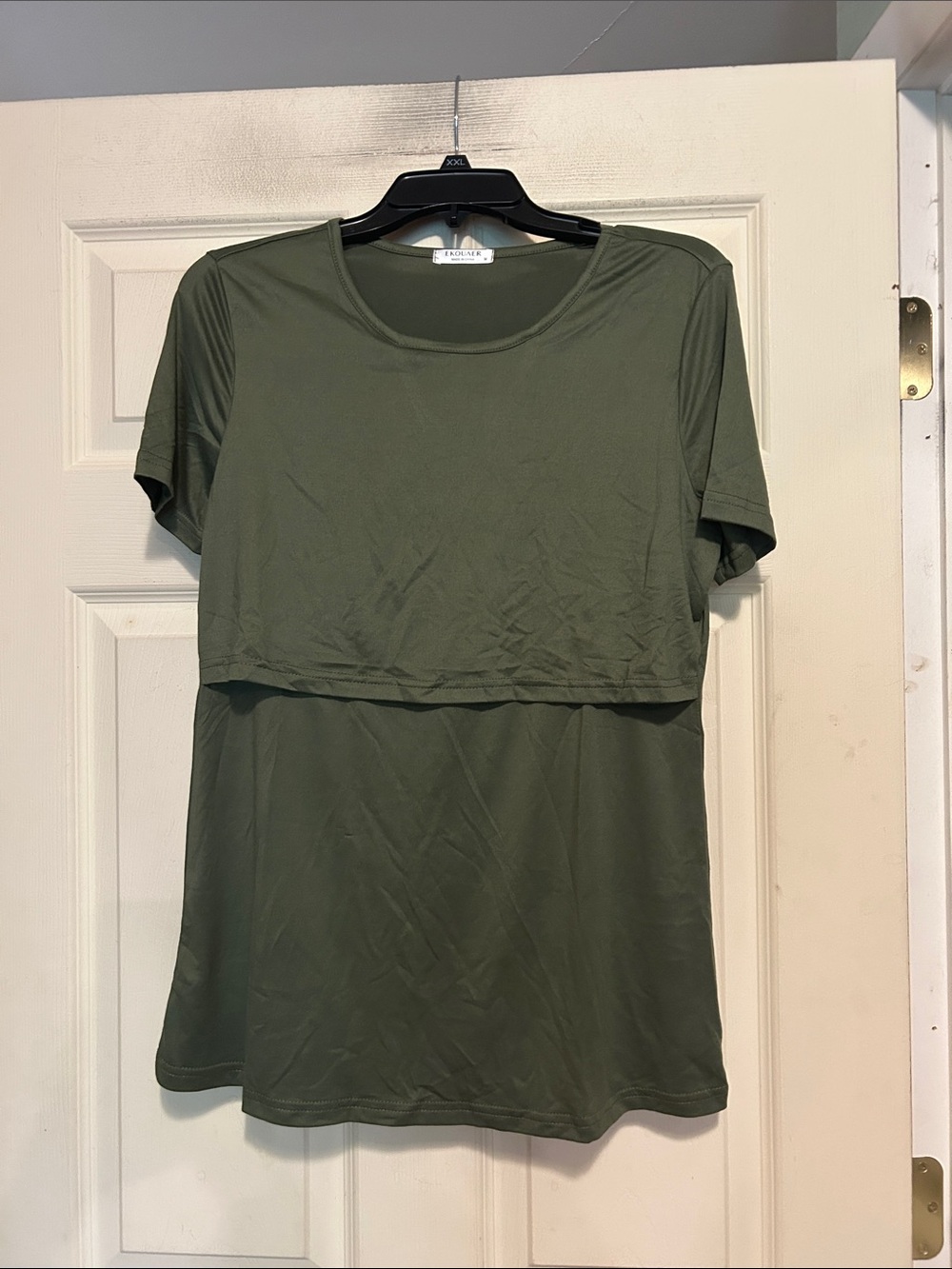 Ekouaer Olive Green nursing top Size Medium